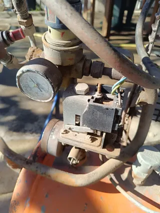 Compresor de aire antiguo para reparar