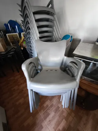 Sillas y mesa de terraza e interior para bar