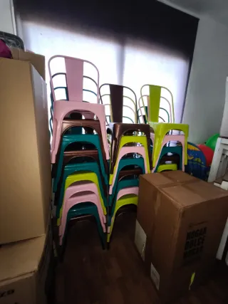 Sillas y mesa de terraza e interior para bar