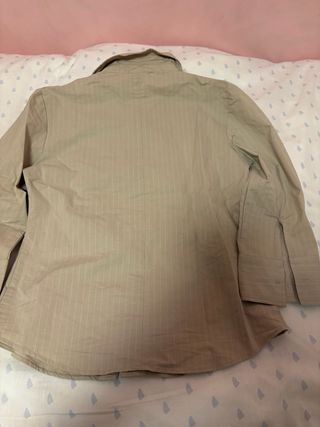 Camisa beige con bordado