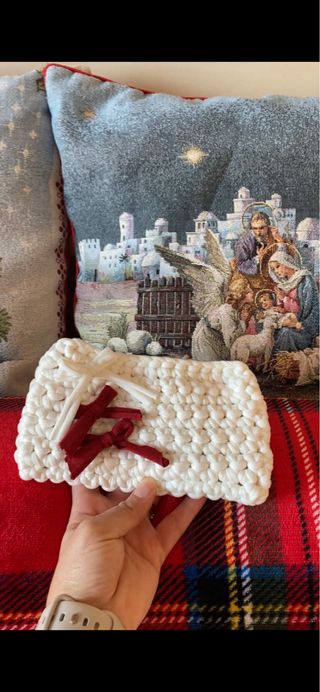 Pochette bianca con lacci rossi