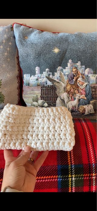 Pochette bianca con lacci rossi