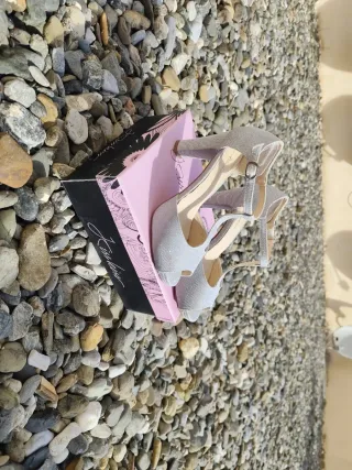 Tacones de plataforma brillantes plateados