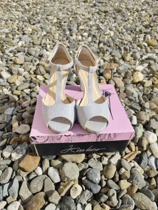 Tacones de plataforma brillantes plateados