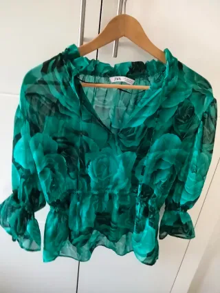 Blusa Zara floral verde y negra