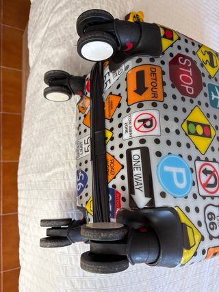 Maleta de viaje con diseño de señales de tráfico