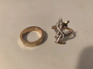 Anillos de moda dorados y plateados