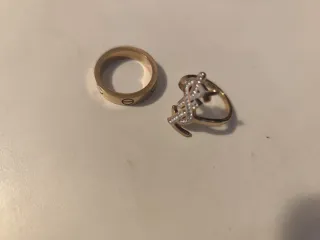 Anillos de moda dorados y plateados