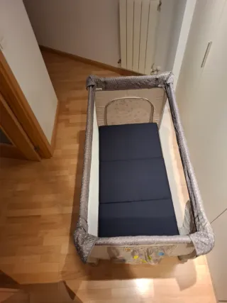 Cuna de viaje y colchón