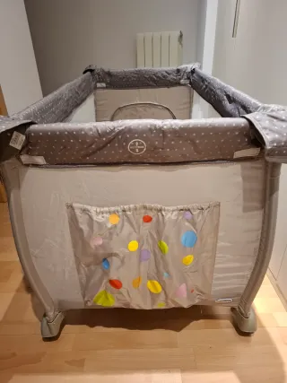 Cuna de viaje y colchón