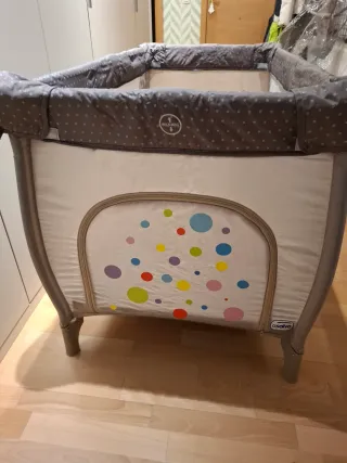 Cuna de viaje y colchón