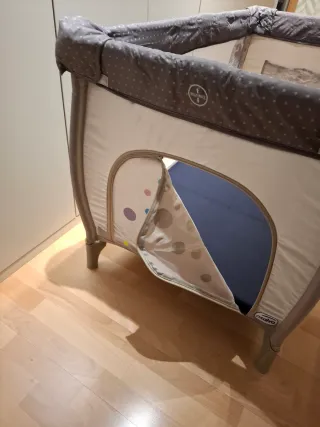 Cuna de viaje y colchón