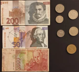 Lotto di 9 unità di: banconote, monete, gettoni