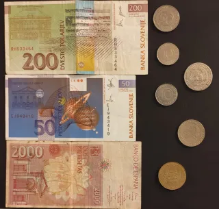 Lotto di 9 unità di: banconote, monete, gettoni