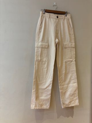 Pantalones cargo beige Stradivarius