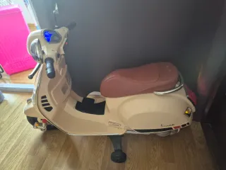 Vespa infantil color crema