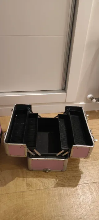 Maletín de manicurista rosa