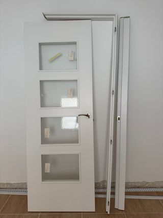 Puerta blanca con 4 cristales