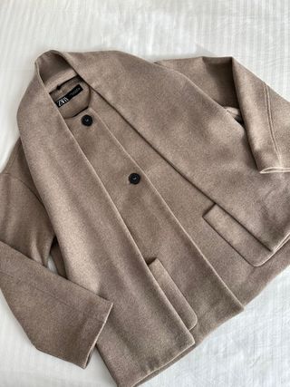 Abrigo Zara tipo capa con bufanda