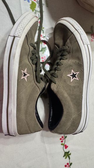 Converse verdes con estrella rosa