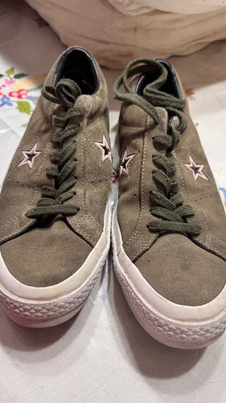 Converse verdes con estrella rosa