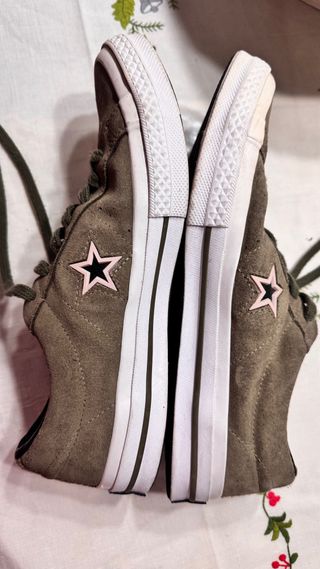 Converse verdes con estrella rosa