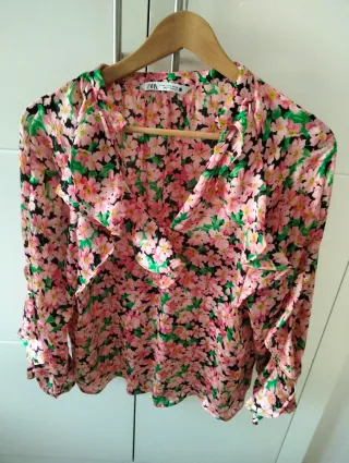 Blusa Zara floral rosa y negra talla M