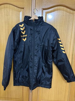 Abrigo Hummel Negro y Dorado