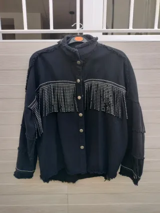 Chaqueta negra con flecos y tachuelas poco uso