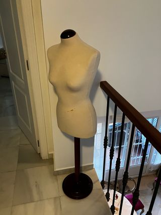 Maniquí de costura beige con base
