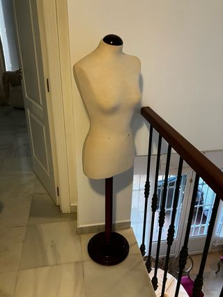 Maniquí de costura beige con base