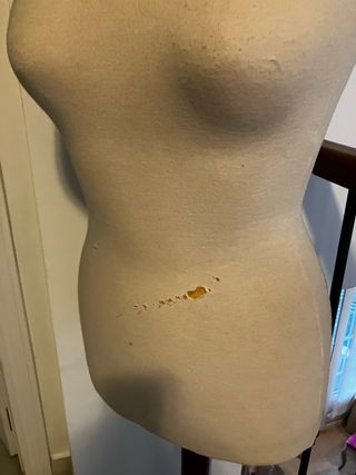 Maniquí de costura beige con base