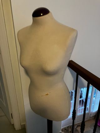Maniquí de costura beige con base