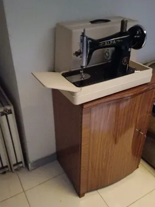 Máquina de coser Alfa antigua