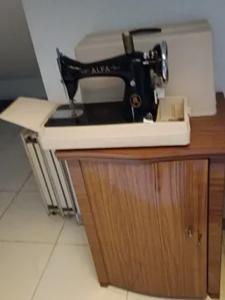 Máquina de coser Alfa antigua