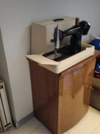 Máquina de coser Alfa antigua