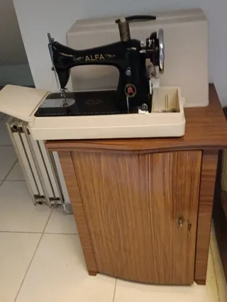 Máquina de coser Alfa antigua