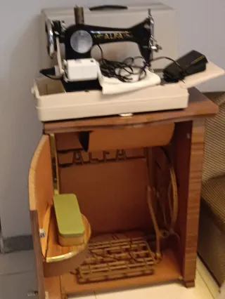 Máquina de coser Alfa antigua