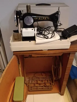 Máquina de coser Alfa antigua