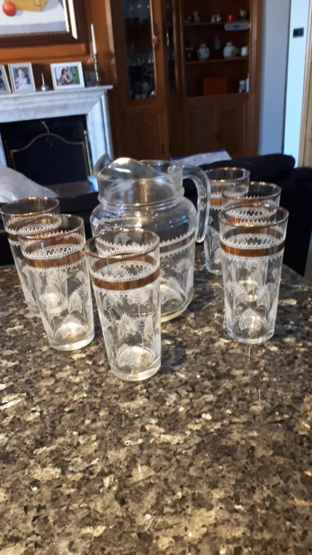 Jarra de 1 litro y 6 vasos de cristal dorado 330ml