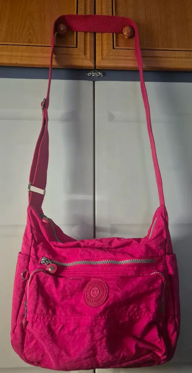 Bolso bandolera fucsia con bolsillos