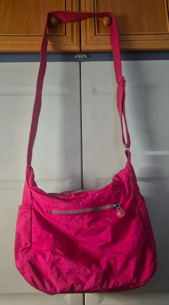 Bolso bandolera fucsia con bolsillos
