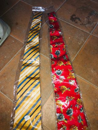 Brocca con 2 cravatte