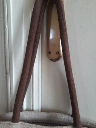 Bolso de tela beige con flor marrón