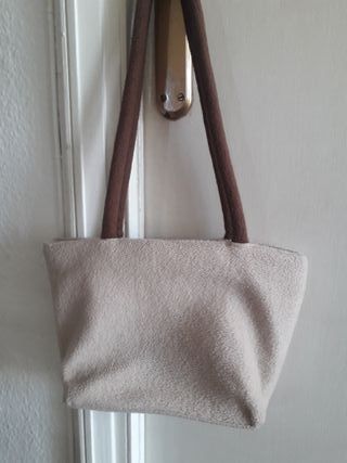 Bolso de tela beige con flor marrón