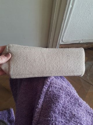 Bolso de tela beige con flor marrón