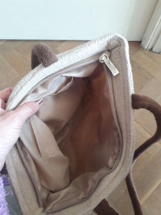 Bolso de tela beige con flor marrón