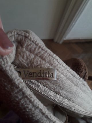 Bolso de tela beige con flor marrón