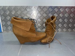Botines cuña cordones ante