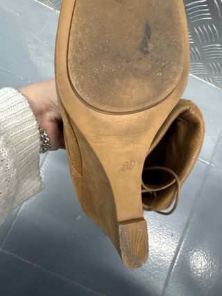 Botines cuña cordones ante